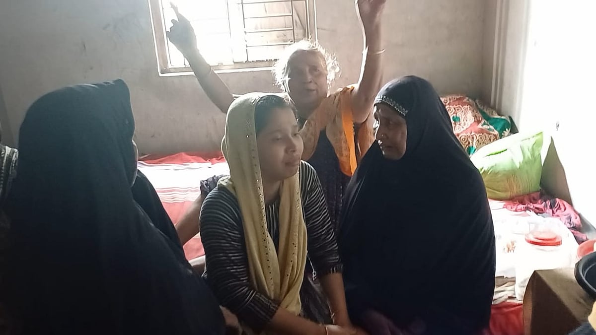 ময়মনসিংহের ঈশ্বরগঞ্জে নিজ ঘরে হত্যার শিকার তরুণ রাকিবুল হাসানের স্বজনদের আহাজারি। আজ বিকেলে তোলা