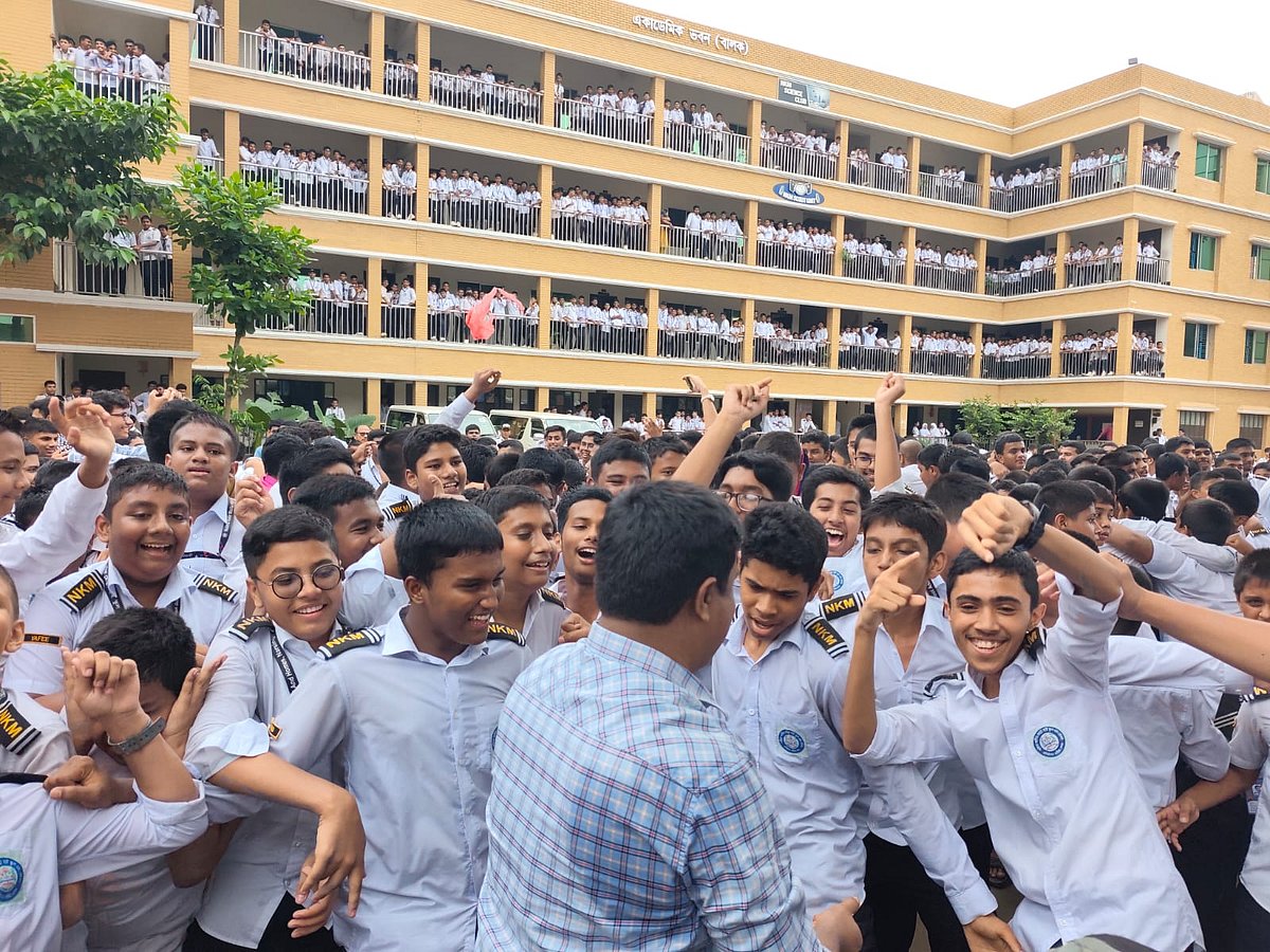 ভালো ফলের পর শিক্ষার্থীদের উদ্‌যাপন। আজ বৃহস্পতিবার নরসিংদীর নাছিমা কাদির মোল্লা হাইস্কুল অ্যান্ড হোমসে