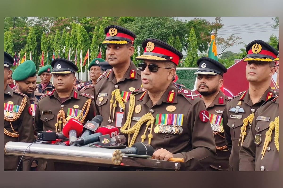 চট্টগ্রামের সাতকানিয়ার বায়তুল ইজ্জতে অবস্থিত বর্ডার গার্ড ট্রেনিং সেন্টার অ্যান্ড কলেজে (বিজিটিসিঅ্যান্ডসি) বিজিবির নবীন সৈনিকদের প্রশিক্ষণ সমাপনী কুচকাওয়াজ অনুষ্ঠানে বক্তব্য দেন বিজিবির মহাপরিচালক মেজর জেনারেল মোহাম্মদ আশরাফুজ্জামান সিদ্দিকী