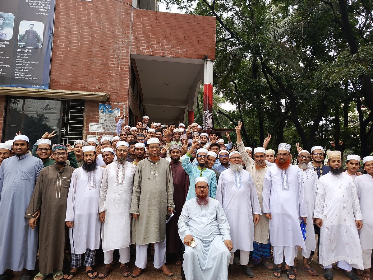 ফল প্রকাশের পর শিক্ষকদের সঙ্গে শিক্ষার্থীরা। বৃহস্পতিবার টঙ্গীর তামিরুল মিল্লাত কামিল মাদ্রাসায়