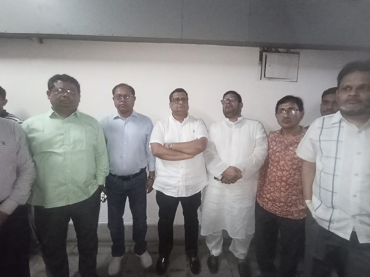 ঢাকা বিশ্ববিদ্যালয়ের সাদা দলের শিক্ষকেরা উপাচার্যের সঙ্গে সাক্ষাৎ করে ‘ফ্যাসিস্টের দোসর’ শিক্ষকদের শাস্তির দাবি জানিয়েছেন