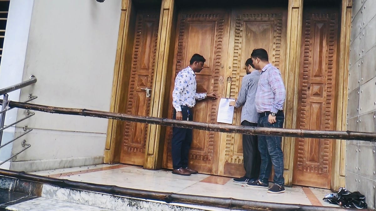 শাজাহান খানের মেয়ে ঐশী খানের সম্পদের বিবরণী চেয়ে তাঁদের বাড়ির দরজায় নোটিশ টাঙিয়ে দেন দুদকের কর্মকর্তারা। বৃহস্পতিবার বিকেলে মাদারীপুর শহরের চাঁনমারী এলাকায়