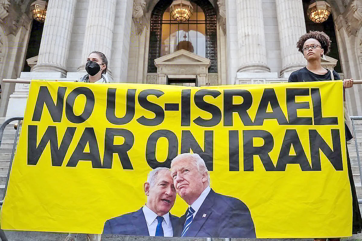 ইরানে যুক্তরাষ্ট্র–ইসরায়েলের হামলার প্রতিবাদে নিউইয়র্কে যুদ্ধবিরোধী বিক্ষোভ