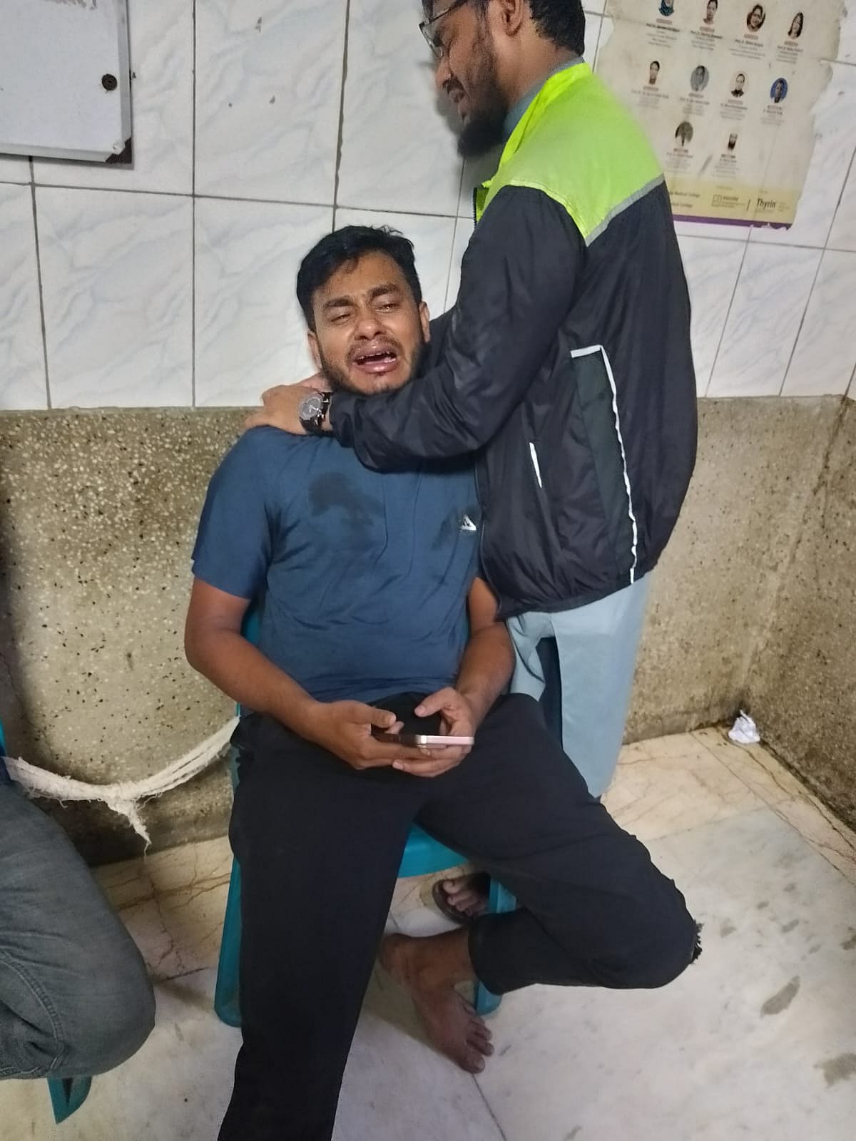 সড়ক দুর্ঘটনায় অন্তঃসত্ত্বা স্ত্রী মেহেরুন্নেসা ঝুমিকে হারিয়ে কান্নায় ভেঙে পড়েন স্বামী মুসা কলিমউল্লাহ। ১০ জুলাই, ঢাকা মেডিকেল কলেজ হাসপাতালে