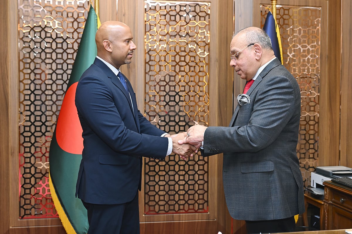 প্রধান বিচারপতির কার্যালয়ে বাংলাদেশে নিযুক্ত কানাডার হাইকমিশনার অজিত সিং (বাঁয়ে) ও প্রধান বিচারপতি সৈয়দ রেফাত আহমেদ, ১০ জুলাই, ২০২৫