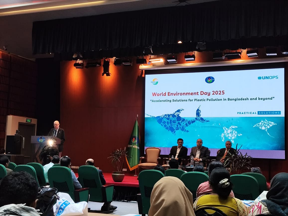 বিশ্ব পরিবেশ দিবস পালনের অংশ হিসেবে পরিবেশ অধিদপ্তরের সেমিনার কক্ষে একটি সেমিনারের আয়োজন করা হয়