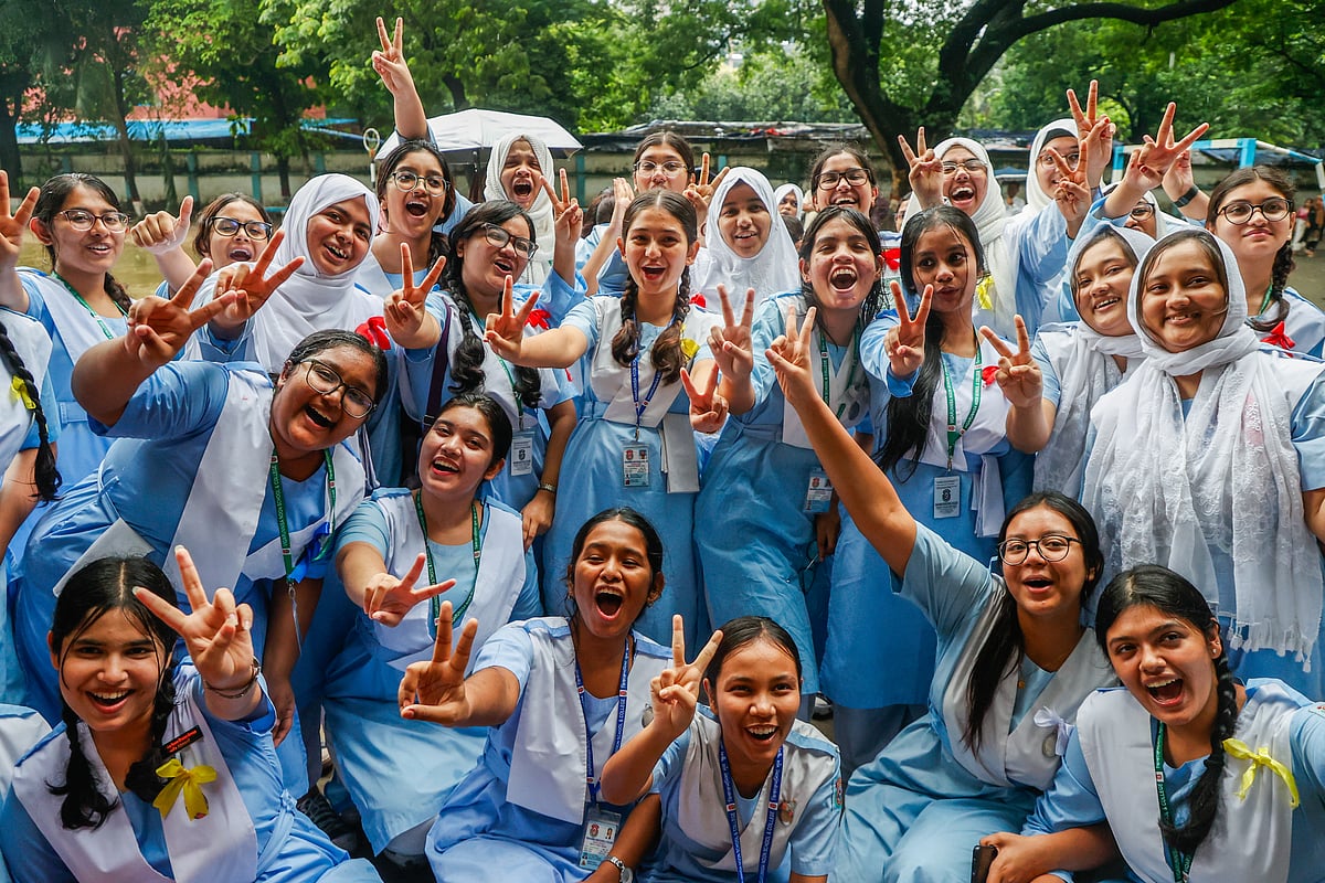 এসএসসি পরীক্ষার ফলাফল পাওয়ার পর শিক্ষার্থীদের উল্লাস। আজ বৃহস্পতিবার রাজধানীর ভিকারুননিসা নূন স্কুল অ্যান্ড কলেজে