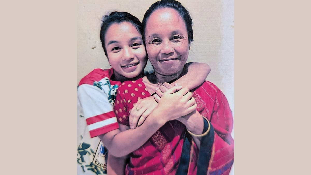 মায়ের সঙ্গে ঋতুপর্ণা চাকমা