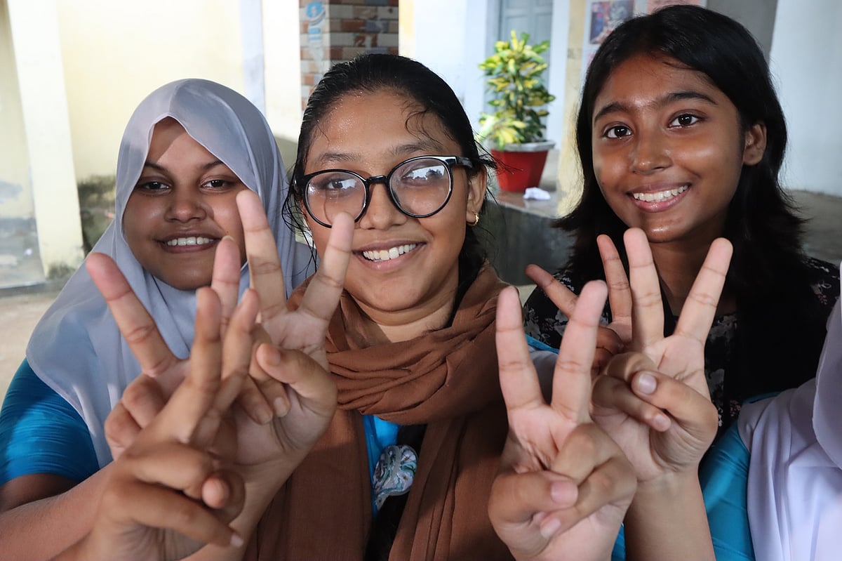 অনলাইনে রেজাল্ট প্রকাশিত হওয়ায় স্কুলগুলোয় রেজাল্ট নিতে আসা শিক্ষার্থীদের উপস্থিতি কম ছিল। সরকারি প্রমথনাথ উচ্চ বালিকা বিদ্যালয় থেকে ছবিটি তোলা