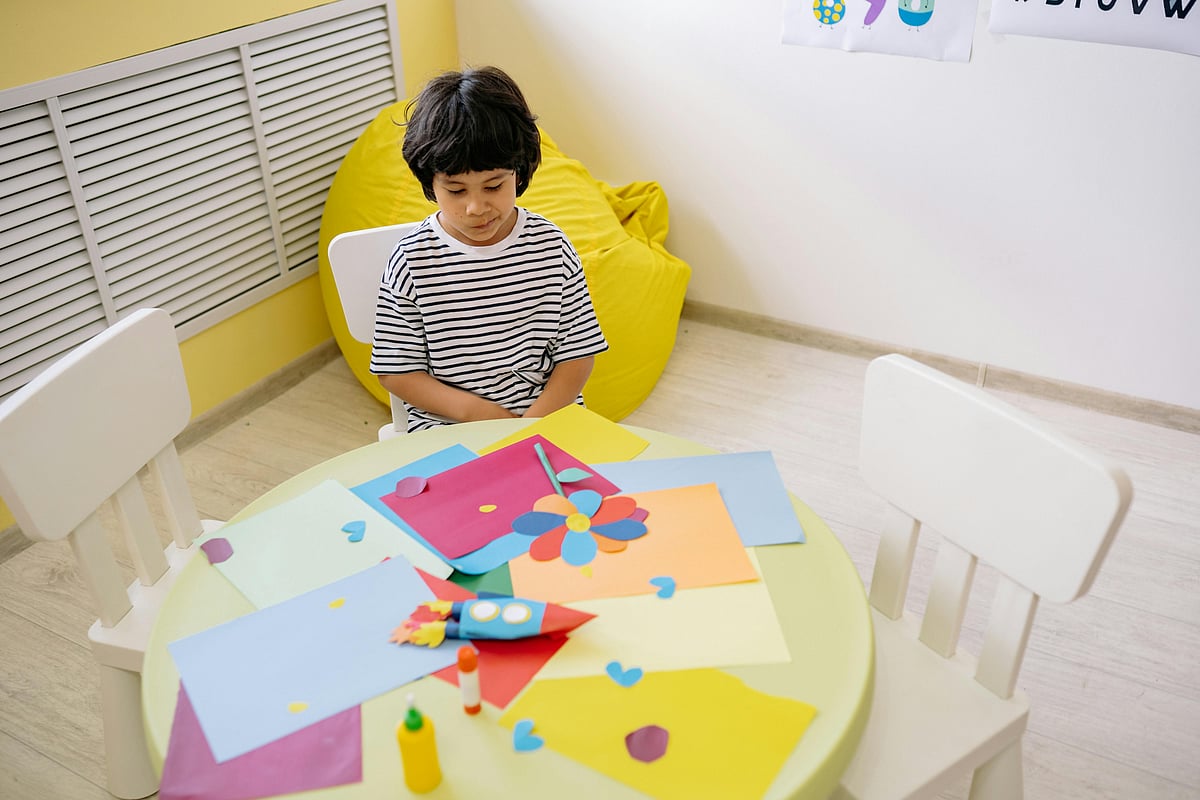 টেবিল ও চেয়ার এমন হওয়া উচিত, যাতে পড়াশোনা বা কাজের সময় শারীরিক ভঙ্গি ঠিক থাকে