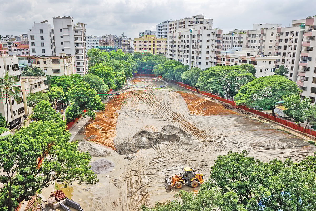 লালমাটিয়া এ ব্লকের খেলার মাঠটির (আড়ংয়ের পেছনে) সংস্কারকাজ চলছে। ফেলে রাখা হয়েছে বালু। খেলাধুলার সুযোগ থেকে বঞ্চিত হচ্ছে এলাকার শিশু–কিশোরেরা