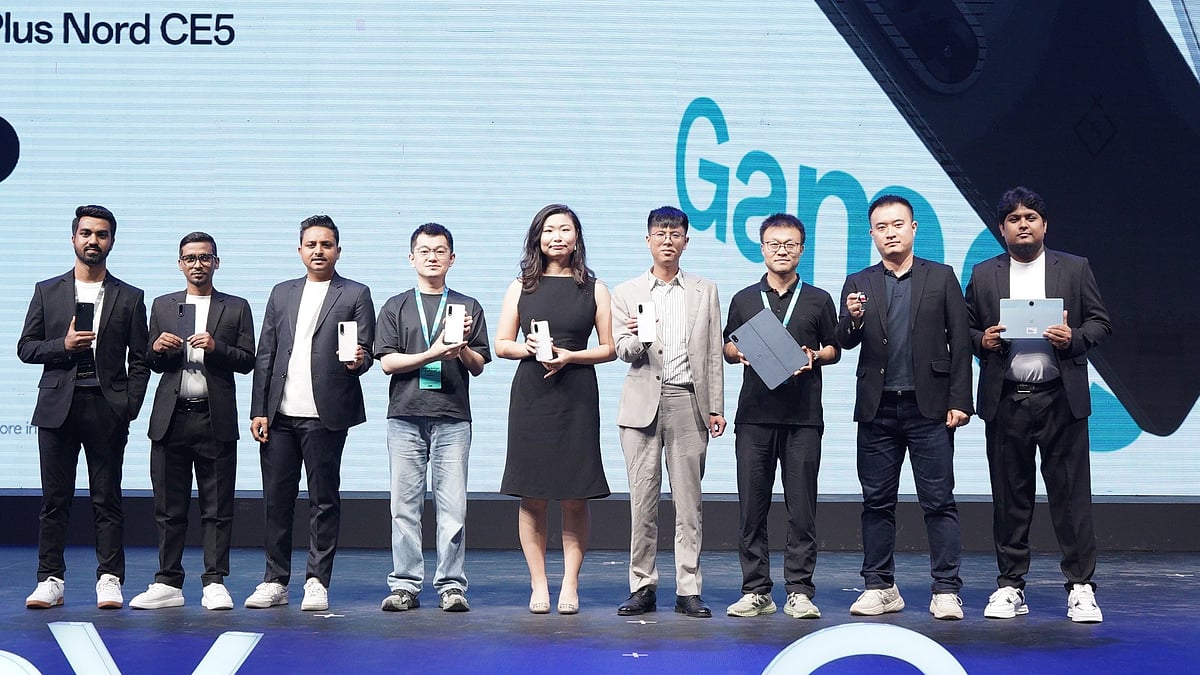 নতুন স্মার্টফোন ও প্রযুক্তিপণ্য হাতে অতিথিরা