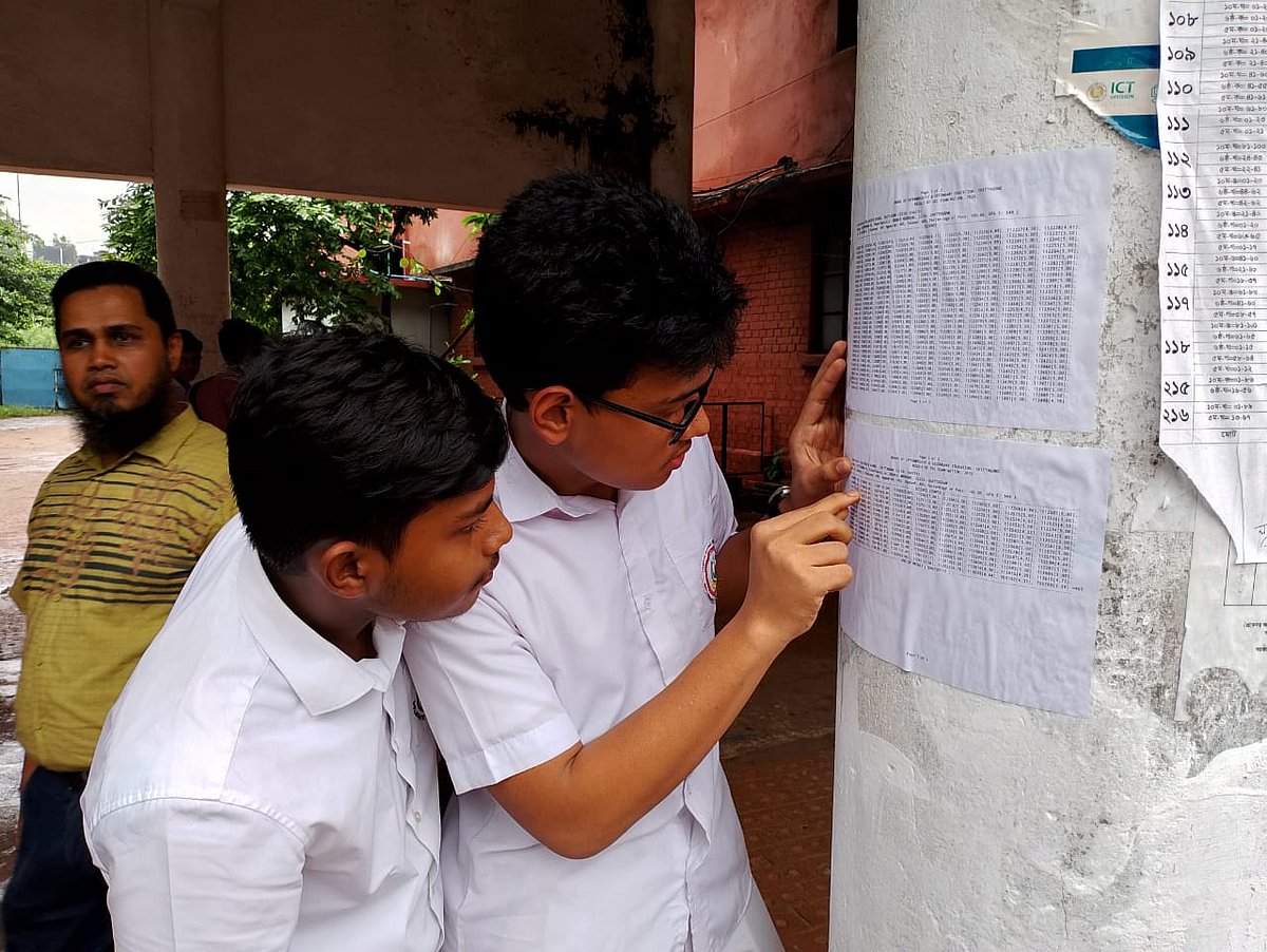 এসএসসির ফল দেখছে দুই শিক্ষার্থী। আজ দুপুর দুইটায় চট্টগ্রাম কলেজিয়েট স্কুলে
