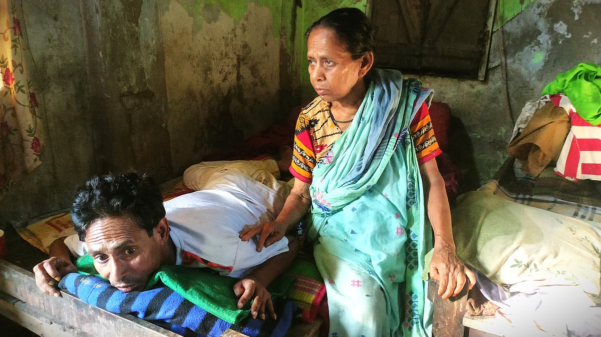 কেউ না থাকলেও বৃদ্ধ বয়সে ঠিকই অসুস্থ সন্তানের পাশে আছেন মা হেনা বেগম। মঙ্গলবার জামালপুর শহরের মৃধাপাড়া এলাকায়