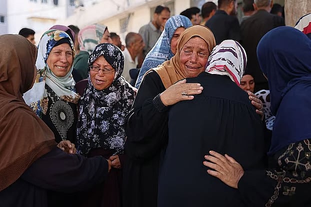 ফিলিস্তিনের গাজা নগরীতে ইসরায়েলি হামলায় প্রিয়জন হারানো স্বজনদের আহাজারি