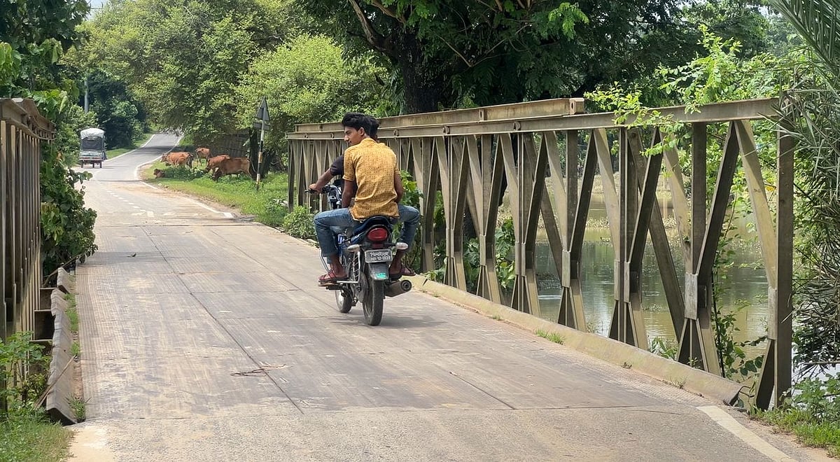 বন্যার পানি নেমে যাওয়ার পর দীঘিনালা লংগদু সড়কে যানচলাচল স্বাভাবিক হয়েছে। গতকাল দুপুরে হেডকোয়ার্টার এলাকায়