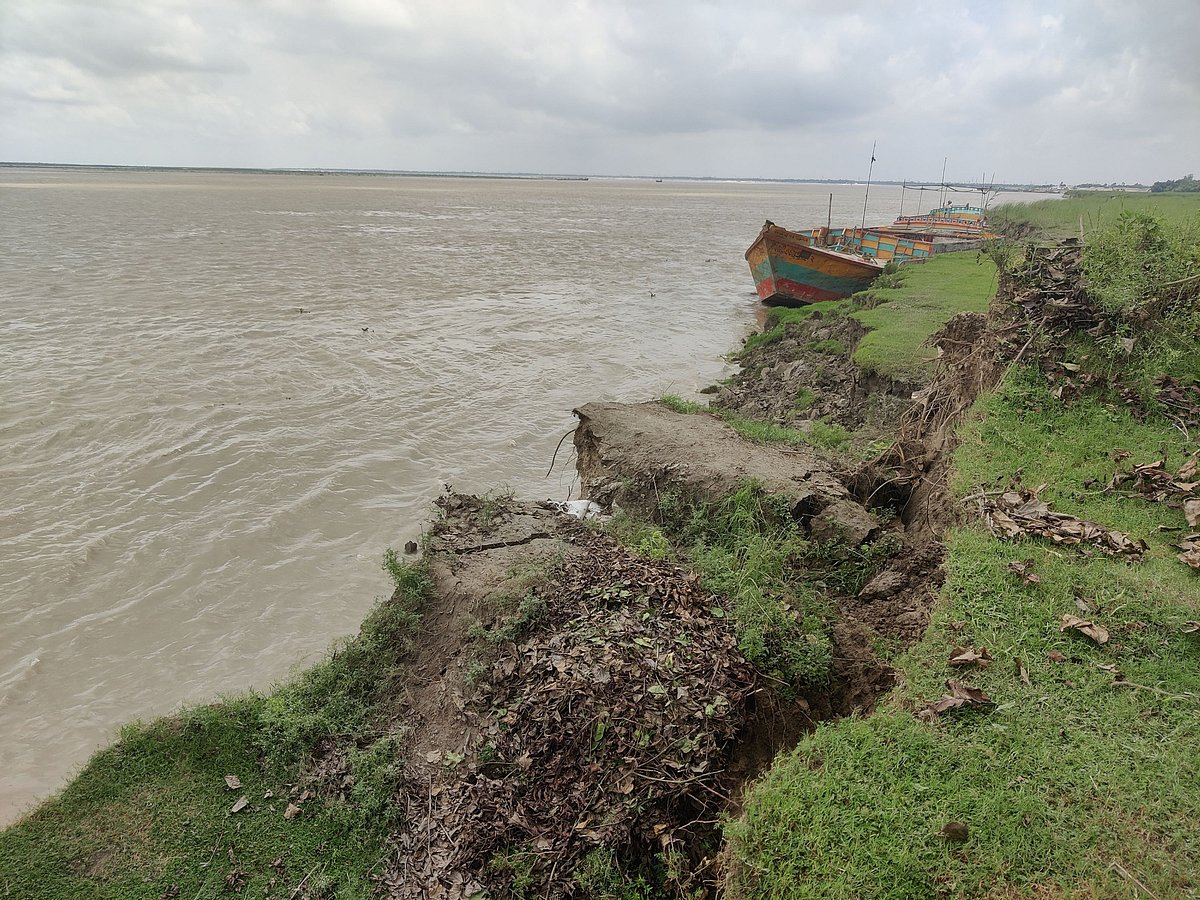 কুষ্টিয়ায় পদ্মা নদীতে ব্যাপক ভাঙন দেখা দিয়েছে। শুক্রবার দুপুরে ভেড়ামারা উপজেলার টিকটিকিপাড়া এলাকায়