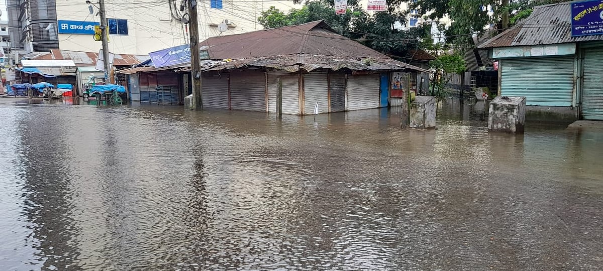 বন্যার পানিতে প্লাবিত হয়েছে নোয়াখালী সুপার মার্কেট সংলগ্ন বিভিন্ন দোকানপাট। আজ শুক্রবার সকালে তোলা
