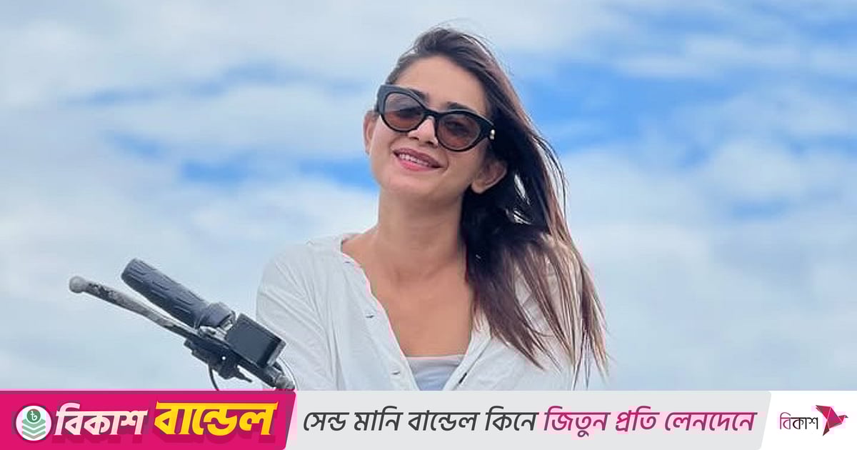 Francesca Jeyms va uning dosti bir erkak bilan qattiq sikilishadi Monika Rokkafort bilan jinsiy aloqa