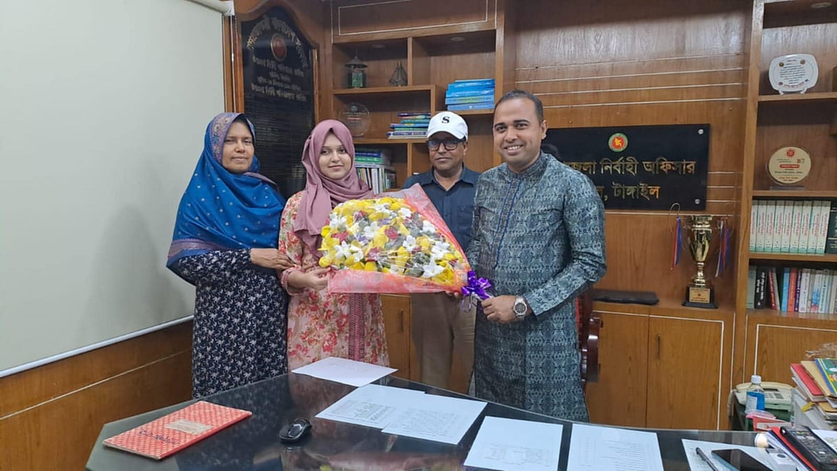 এসএসসিতে জিপিএ-৫ পাওয়ায় শুক্রবার তানিশাকে (বাঁ থেকে দ্বিতীয়) ফুল দিয়ে শুভেচ্ছা জানিয়েছে ঘাটাইল উপজেলা প্রশাসন