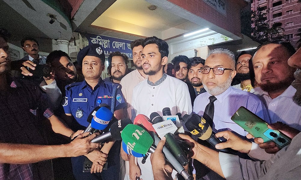 কুমিল্লা জেলা আইনজীবী সমিতির নবনির্মিত ভবনের উদ্বোধন শেষে সাংবাদিকদের সঙ্গে কথা বলছেন উপদেষ্টা আসিফ মাহমুদ সজীব ভুঁইয়া