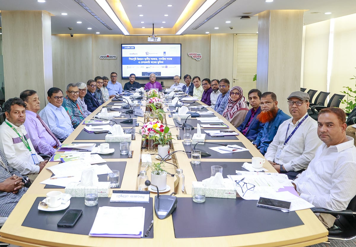 ‘শিশুপুষ্টি উন্নয়নে স্থানীয় সরকার, নাগরিক সমাজ ও বেসরকারি খাতের ভূমিকা’ শীর্ষক গোলটেবিল বৈঠকে অংশগ্রহণকারীরা।