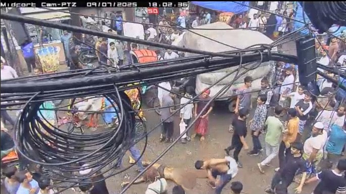 ‘সোহাগকে শুধু হত্যা করেই থেমে থাকেনি সন্ত্রাসীরা। সোহাগের মৃত্যু নিশ্চিত হওয়ার পরও লাশের ওপর চলতে থাকে নৃশংসতা।’