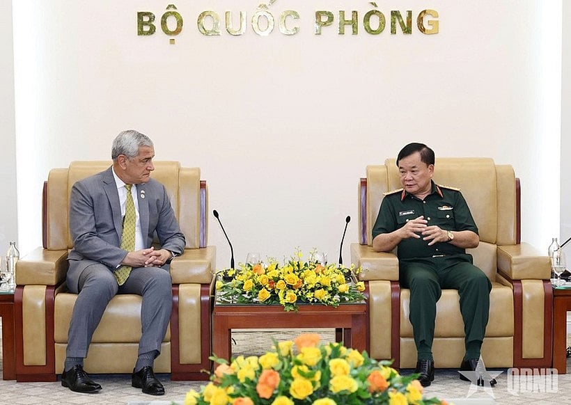 ভিয়েতনামের উপপ্রতিরক্ষামন্ত্রী হোয়াং সুয়ান চিয়েনের সঙ্গে বৈঠকে যুক্তরাষ্ট্রের ডিফেন্স পিডব্লিউও–এমআইএ অ্যাকাউন্টিং এজেন্সির পরিচালক কেলি ম্যাককিগ