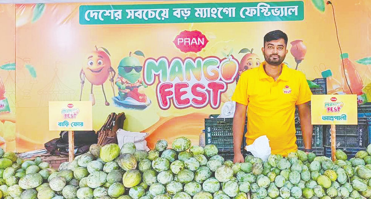 প্রাণ গ্রুপের আয়োজনে রাজধানীর ধানমন্ডির রবীন্দ্রসরোবরে শুরু হয়েছে তিন দিনের আম উৎসব। গতকাল সকালে এ উৎসবের আনুষ্ঠানিক উদ্বোধন করা হয়। আম নিয়ে আয়োজিত এ উৎসব চলবে আগামীকাল শনিবার পর্যন্ত