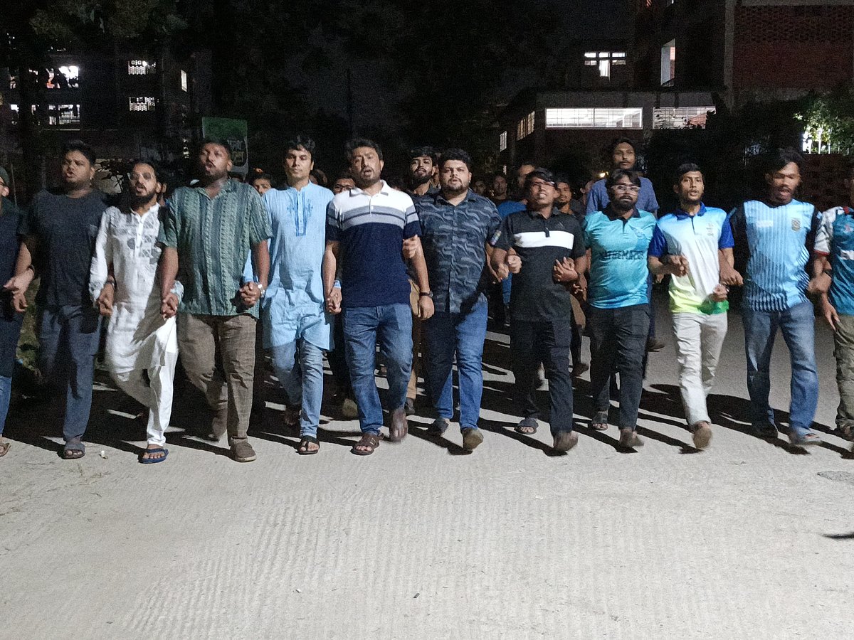 শিক্ষার্থীদের বিক্ষোভ। আজ শুক্রবার রাত সোয়া ১০টার দিকে জাহাঙ্গীরনগর বিশ্ববিদ্যালয়ে