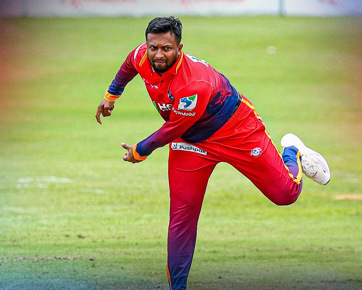 দুবাই ক্যাপিটালসের জার্সিতে সাকিব আল হাসান।