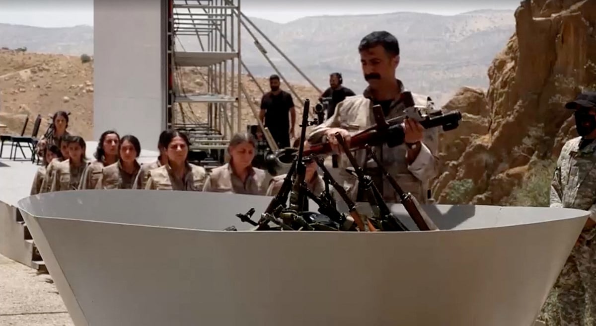 অস্ত্র সমর্পণ করছেন কুর্দি বিদ্রোহী সংগঠন পিকেকের সদস্যরা। শুক্রবার উত্তর ইরাকের সোলাইমানিয়ায়