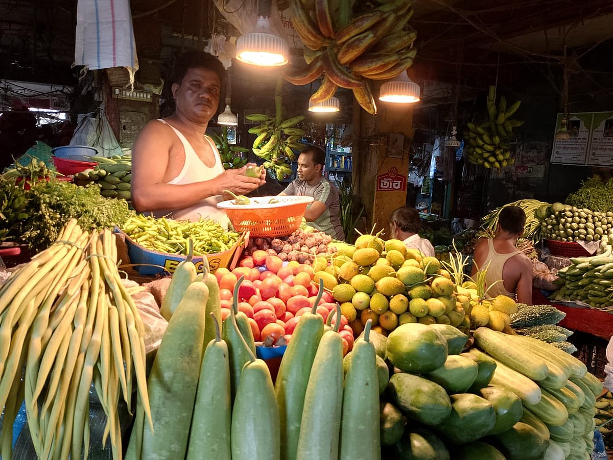 নগরের কর্নেল হাট বাজারে সবজি বিক্রি করছেন এক বিক্রেতা। আজ সকালে।
