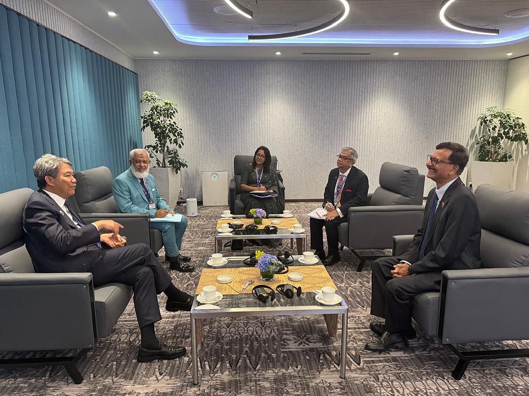 কুয়ালালামপুরে মালয়েশিয়ার পররাষ্ট্রমন্ত্রী মোহাম্মদ বিন হাজি হাসানের সঙ্গে বৈঠক করেন পররাষ্ট্র উপদেষ্টা তৌহিদ হোসেন