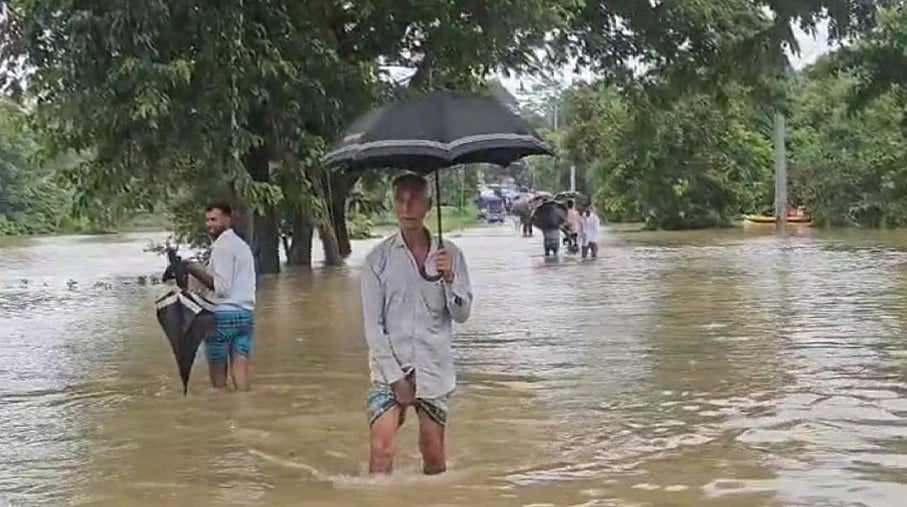 পাহাড়ি ঢলে বেড়ে গেছে মাইনী নদীর পানি। ডুবে গেছে বিভিন্ন এলাকা ও সড়ক। দীঘিনালা–লংগদু সড়কের হেডকোয়ার্টার এলাকা থেকে তোলা। ১০ জুলাই তোলা