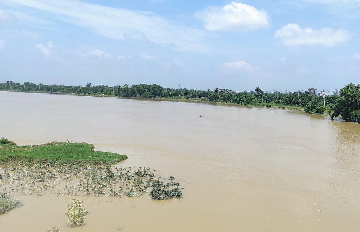 কমতে শুরু করেছে কুমিল্লার গোমতী নদীর পানি। শুক্রবার দুপুরে জেলার বুড়িচং উপজেলার কামারখাড়া এলাকায়