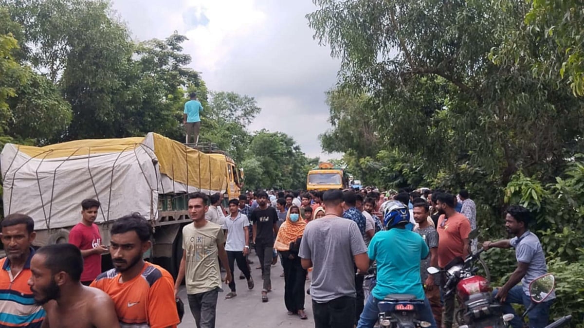 কুষ্টিয়ায় হত্যার পর ইজিবাইক ছিনতাই। লাশ পাওয়ার পর এলাকাবাসীর মহাসড়ক অবরোধ করে বিক্ষোভ। শুক্রবার সকালে