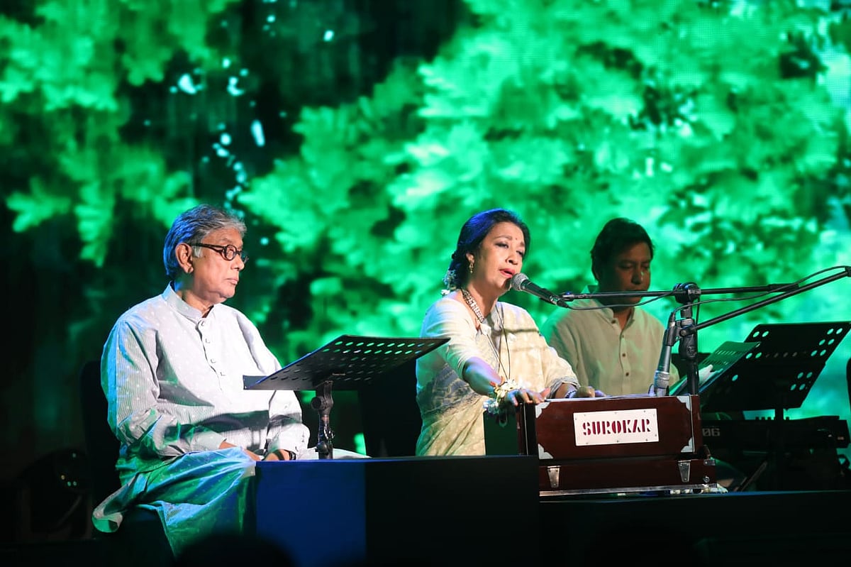 ‘মায়া-বাদল দিনের প্রথম কদম ফুল’ শীর্ষক আয়োজনে সুর আর ছন্দের মূর্ছনা ছড়ালেন আফজাল হোসেন ও শামা রহমান। গতকাল শুক্রবার সন্ধ্যায় ঢাকার একটি হোটেলে