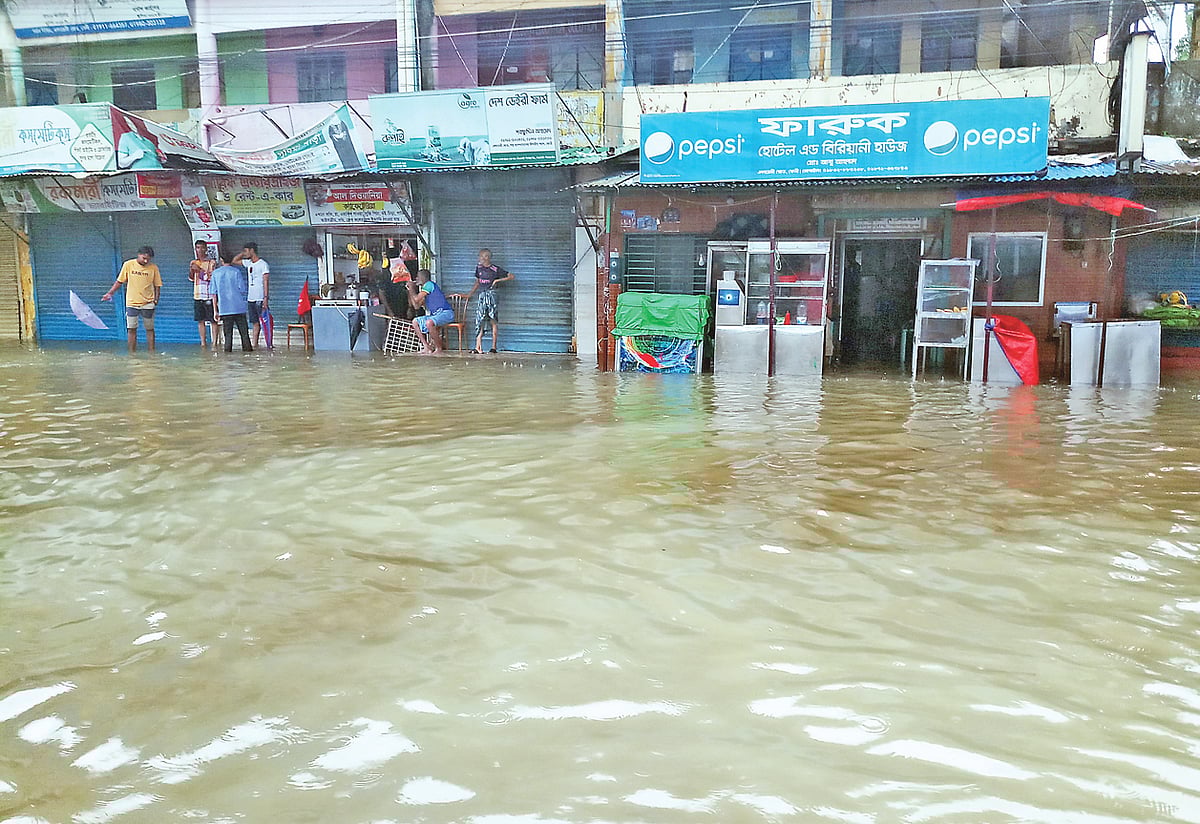 ফেনীতে টানা বর্ষণে শহরের একাডেমি এলাকার ব্যবসাপ্রতিষ্ঠানে ঢুকে পড়েছে পানি। ৮ জুলাই বিকেলে