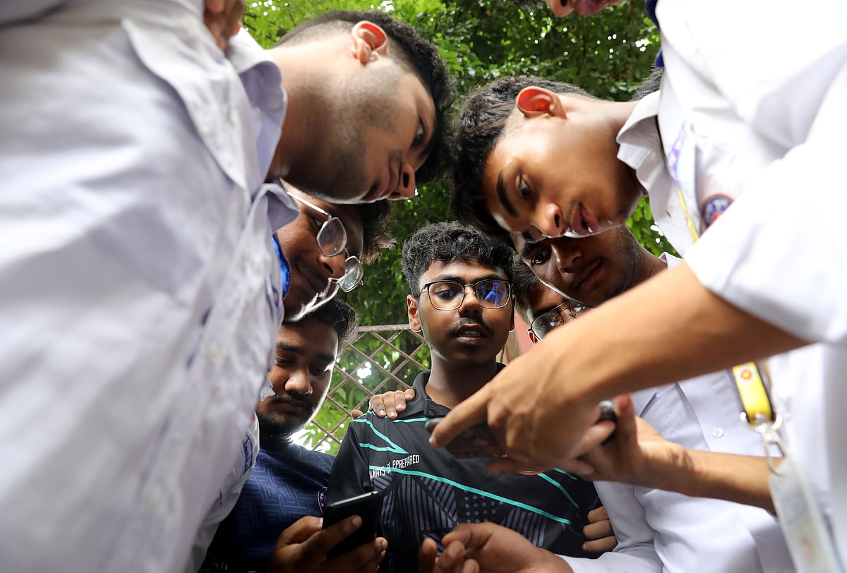 পরীক্ষার্থীরা বিদ্যালয়ে এসে মোবাইল ফোনে ফলাফল দেখছেন। জিলা স্কুল চত্বর ,বগুড়া শহর, ১০ জুলাই ।