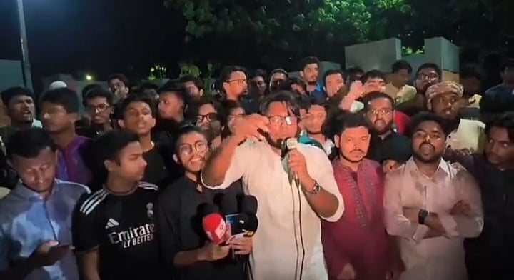 মিটফোর্ড হাসপাতালের সামনের সড়কে ব্যবসায়ীকে নৃশংসভাবে হত্যার প্রতিবাদে ঢাকা বিশ্ববিদ্যালয়ে বিক্ষোভ