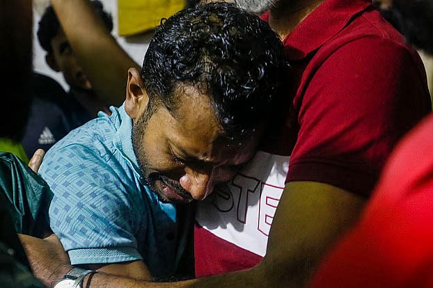 চট্টগ্রাম নগরের হালিশহর আনন্দিপুর এলাকায় নালায় পড়ে মারা যায় তিন বছরের শিশু হুমাইরা। নালা থেকে তার লাশ উদ্ধারের পর কান্নায় ভেঙে পড়েন বাবা আবদুর রহমান। বুধবার সন্ধ্যা ছয়টায়