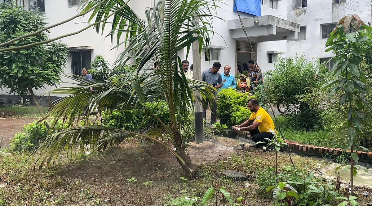 বোয়ালমারী উপজেলা স্বাস্থ্য কমপ্লেক্স চত্বরে আবাসিক ভবনের পাশে মাটি ফেটে বের হচ্ছে গরম গন্ধযুক্ত ধোঁয়া। গতকাল বৃহস্পতিবার তোলা