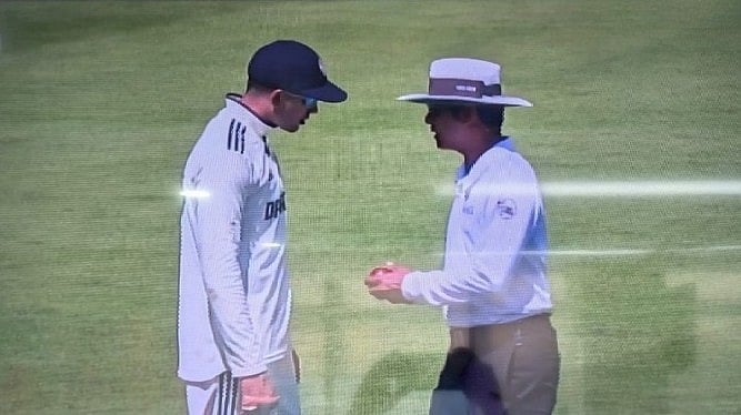 বল নিয়ে আম্পায়ার শরফুদ্দৌলার সঙ্গে কথা বলেন ভারত অধিনায়ক শুবমান গিল।