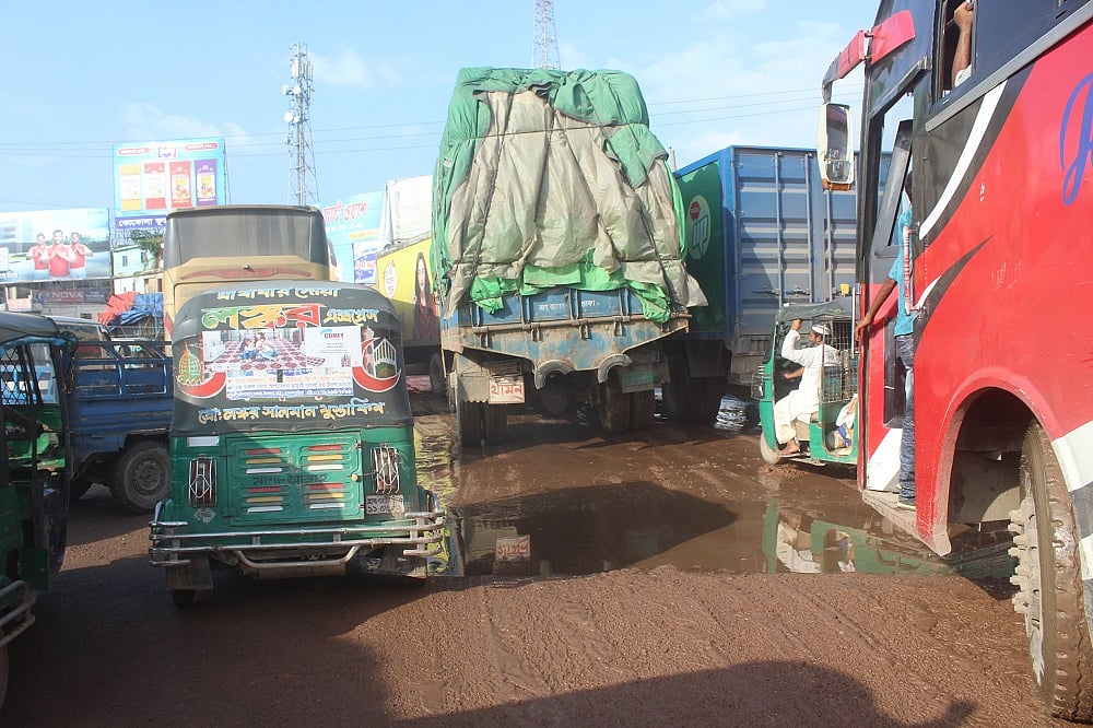 ঢাকা-সিলেট মহাসড়কের ব্রাহ্মণবাড়িয়ার সরাইল বিশ্বরোড মোড় গোলচত্বর এলাকায় গর্তে পানি জমে কাদাজলে একাকার হয়ে আছে। এতে দেখা দিয়েছে তীব্র যানজট। শুক্রবার বিকেল সাড়ে চারটার দিকে