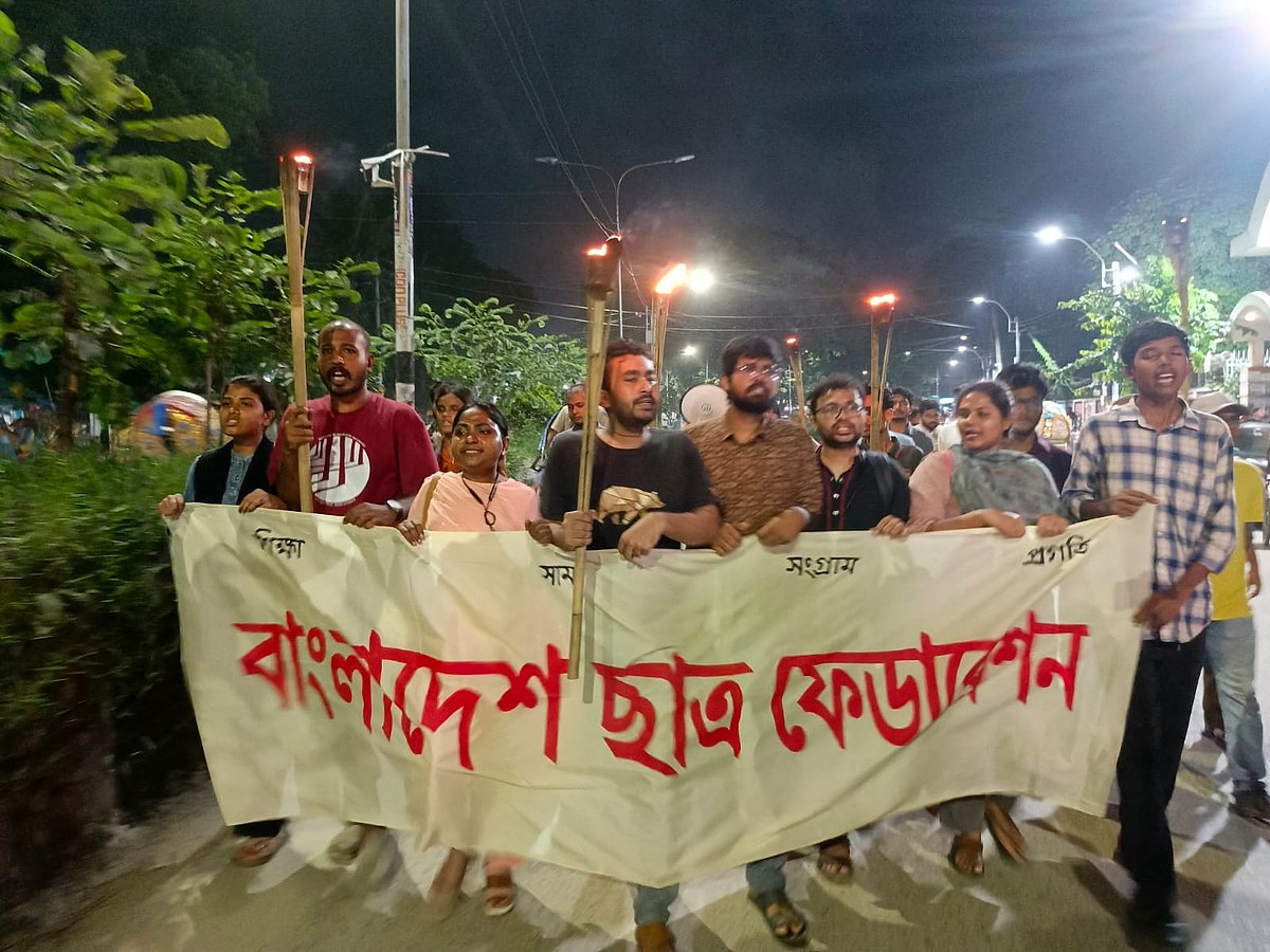 মশালমিছিল শেষে বিক্ষোভ সমাবেশে বাংলাদেশ ছাত্র ফেডারেশনের নেতারা। ঢাকা বিশ্ববিদ্যালয়ের রাজু ভাস্কর্যের সামনে, ১১ জুলাই ২০২৫