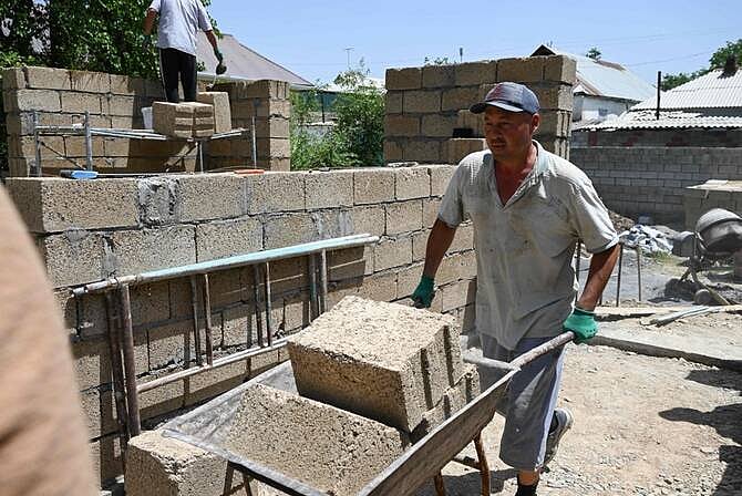 বাড়ি তৈরির জন্য ধানের তুষ ব্যবহার করে ব্লক বানানো হয়েছে। কিরগিজস্তানের কায়জাল-কিয়া গ্রামে