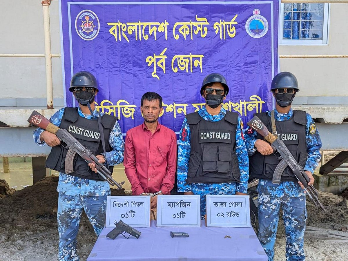 কক্সবাজারের মহেশখালীতে পুলিশের লুট হওয়া পিস্তলসহ গ্রেপ্তার এক ব্যক্তি। আজ বিকেলে