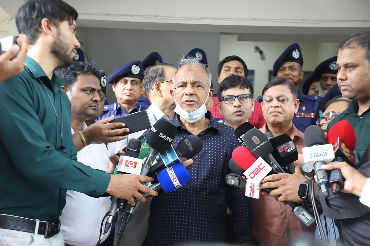 পুরান ঢাকার মিল ব্যারাকে ঢাকা জেলা পুলিশ লাইনস, রেঞ্জ রিজার্ভ ফোর্স (আরআরএফ) ও ট্রাফিক অ্যান্ড ড্রাইভিং স্কুল (টিডিএস) পরিদর্শন শেষে সাংবাদিকদের সঙ্গে কথা বলেন স্বরাষ্ট্র উপদেষ্টা লেফটেন্যান্ট জেনারেল (অব.) মো. জাহাঙ্গীর আলম চৌধুরী। আজ শনিবার দুপুরে