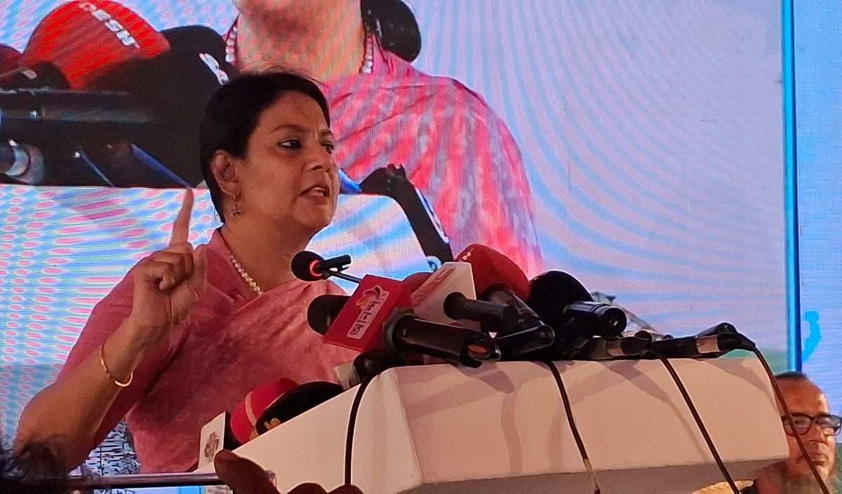 ঢাকা জেলার পরিবেশ ও প্রতিবেশ সুরক্ষা এবং টেকসই উন্নয়নে সহায়তার লক্ষ্যে এক কর্মসূচির উদ্বোধনী অনুষ্ঠানে পরিবেশ, বন ও জলবায়ু উপদেষ্টা সৈয়দা রিজওয়ানা হাসান। আজ সকালে সাভার উপজেলা চত্বরে